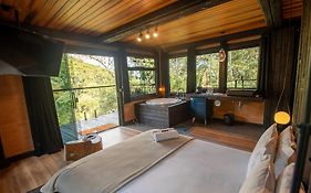 Casa Container 80 - Suítes privativas e sofisticadas integradas à natureza